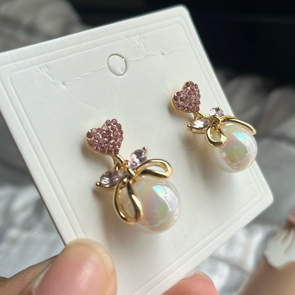 Jewelry - Coquette Hanging Iridescent Heart Pearl Earrings